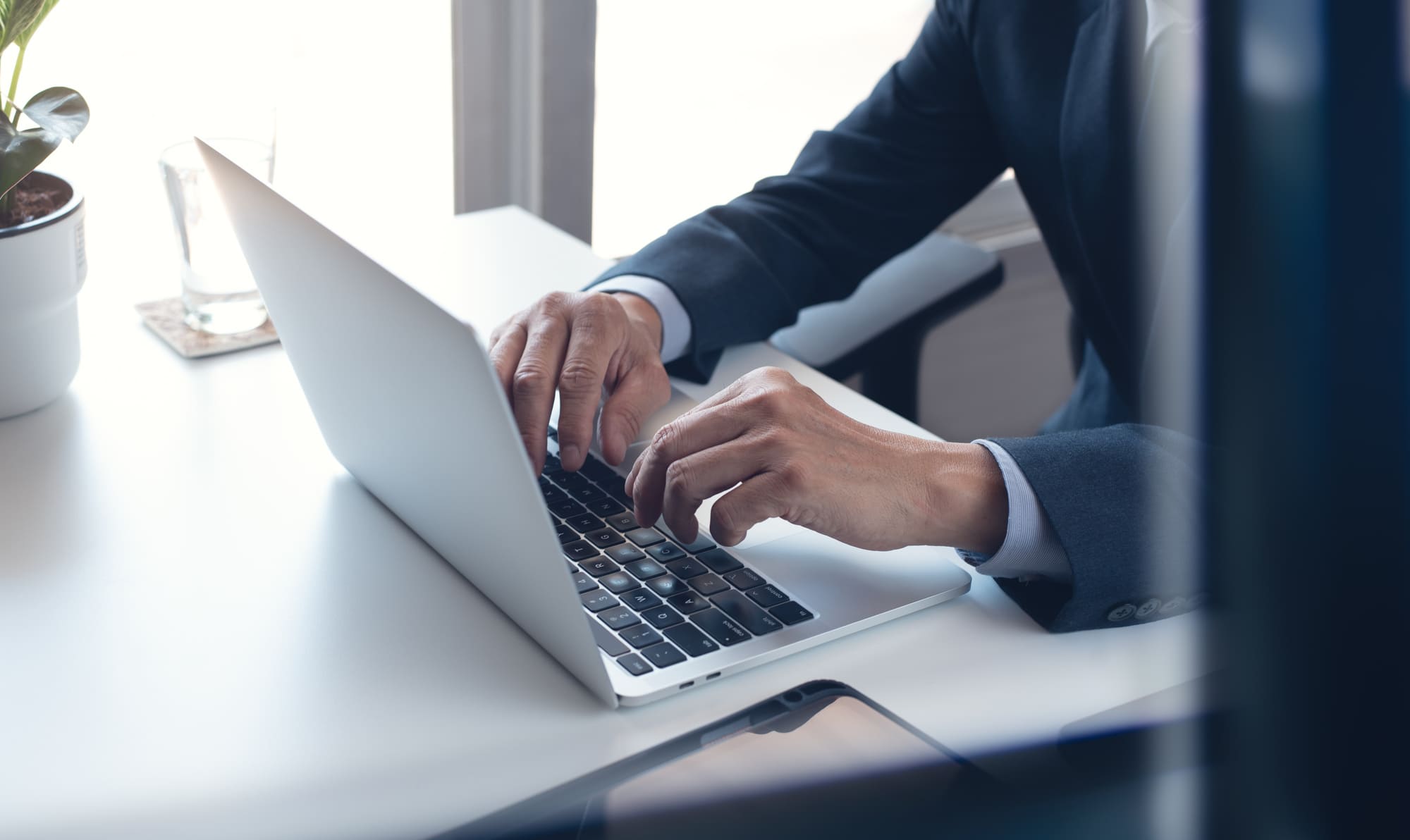 パソコンを打つ男性